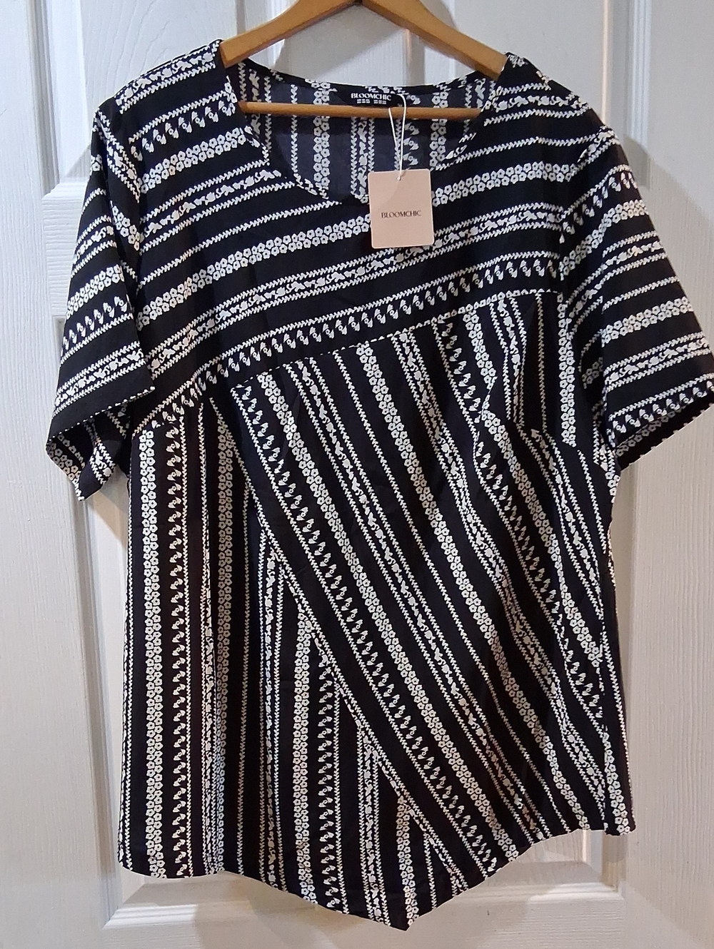 BloomChic Black and White Patterned Short Sleeve Tee